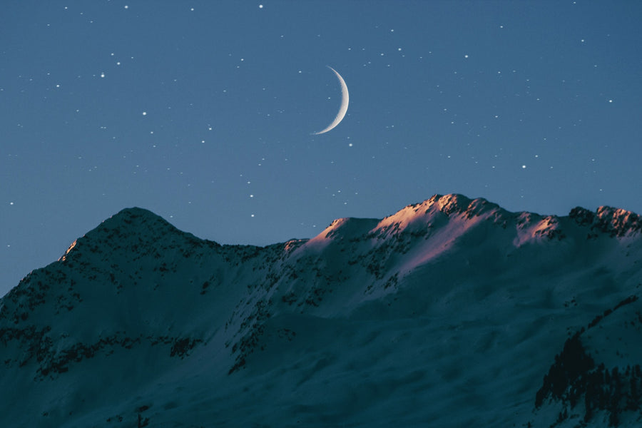 Harnessing the Power of the New Moon: Setting Intentions for a Powerful Week